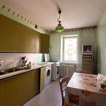 Продам 4 ком квартиру ул.Левитана кирпич. дом под ремонт(304-894)