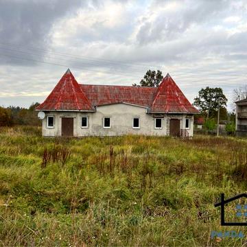 Продається великий будинок з комерційним потенціалом.