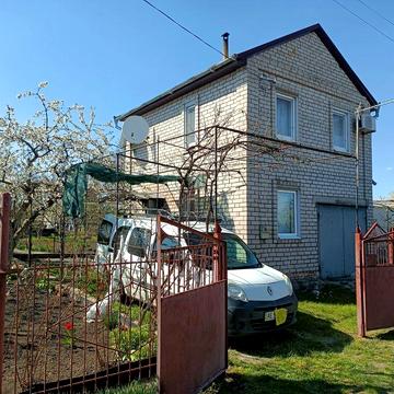 Дача  біля  річки