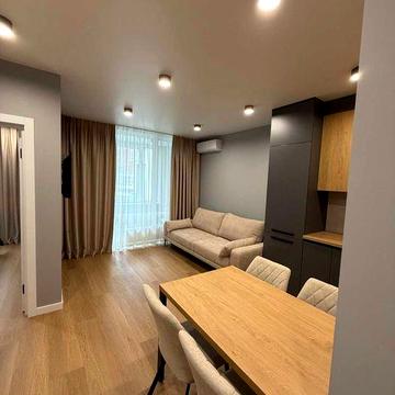 Без комісії! Перша здача! ЖК "Варшавський Плюс"! Генератор! Невисокий поверх! Вікна - у двір! Якісний ремонт! Вулиця І.Виговського, 40/12!