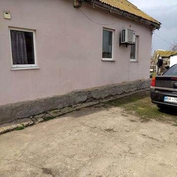 Продам добротний будинок в мальовничому селі.