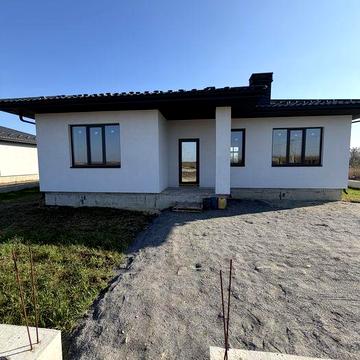 Продам сучасний будинок поруч автосалону по вулиці Київська