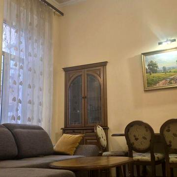 Здаю в довгострокову оренду 3-ох кімнатну квартиру  затишну в центріі з місцем для авто