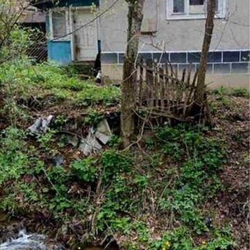 Будинок з землею в горах з струмком