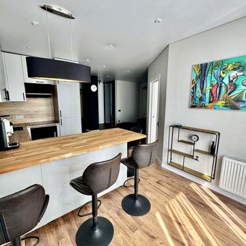 Дуже стильна євродвушка в центрі місті в новому будинку з класним ремонтом і підземним паркінгом!