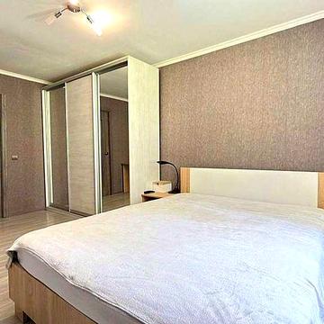 Аренда 2к. квартиры с просторной кухней-гостиной возле метро Академгородок