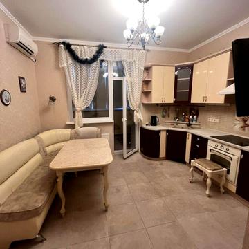 Академіка Корольова вул., 5/4