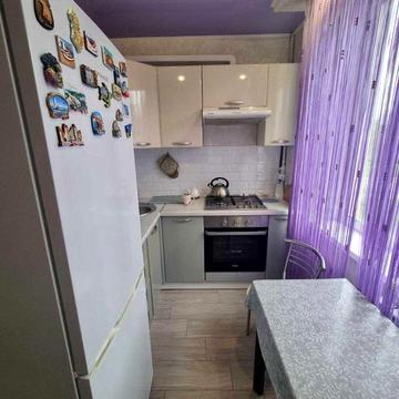 У продажу 2 кімнатна квартира з капітальним ремонтом,  поруч з метро Студентська