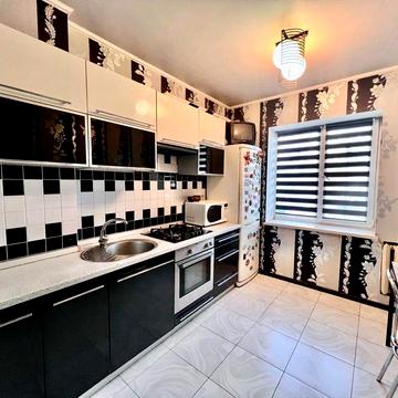 метро  Вирлиця,  вул. Бажана 9а