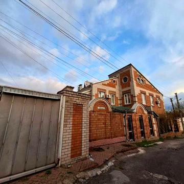 Продам Большой кирпичный дом 280 м²! 3 этажа, бассейн, 3 гаража, зона барбекю, сауна