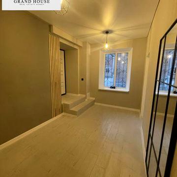 Продам 2-о кімнатну квартиру під комерцію в центрі.