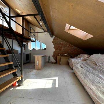 Продаж 1 кімнатної студії, з  виходом на терасу. Центр міста.