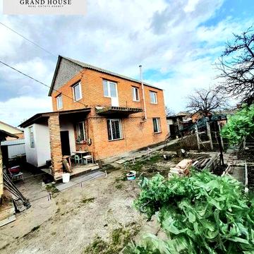 Продам двоповерховий будинок в гарному розташуванні на Новомиколаївці.