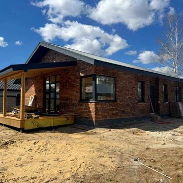 Будинок з шойно зробленим ремонтом.  Будинок біля лісу