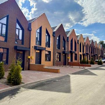 Якісний таунхаус з газом та каміном  по Житомирській трасі біля МакДональдза