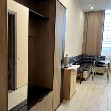 Здається кімната для однієї особи (як маленька однокімнатна квартира)