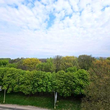 Простора квартира з панорамним видом на парк міста ЖК Uzh Towers