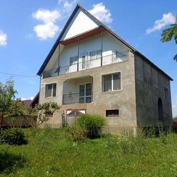 ПРОДАЖ 4-х кімнатного цегляного будинку 2000-х років побудови з євроремонтом на Берегівщині (с. Четфалва, 20 км. до Берегова)! Ділянка 10 соток.