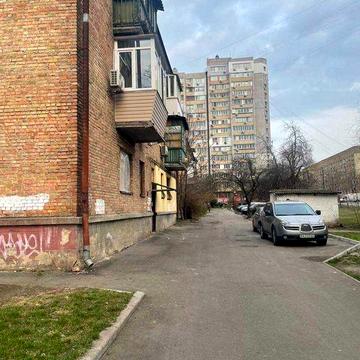 Продаж квартири 1 поверх Березовського Максима 3 район Севастопільської площі 45 метрів