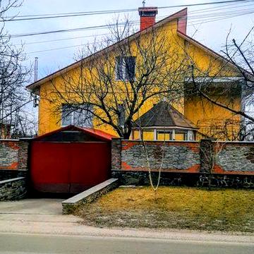 Продаж Будинок в центрі на Церковному полі асфальтований підїзд.