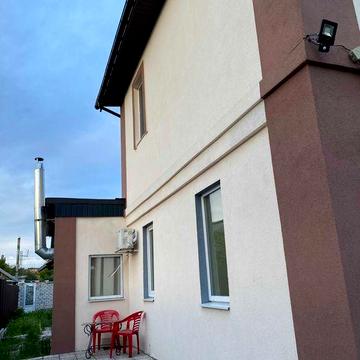 Гарна 1/2  частина будинку з ремонтом,  2 поверхи, район ХС.