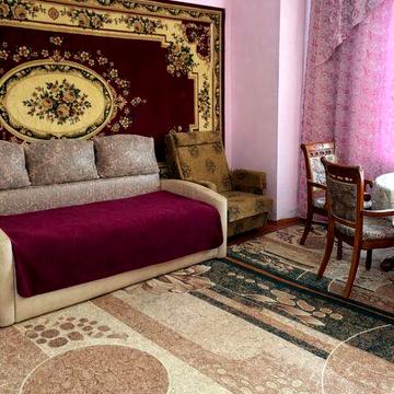 Будинок двоповерховий. Є два гаражі