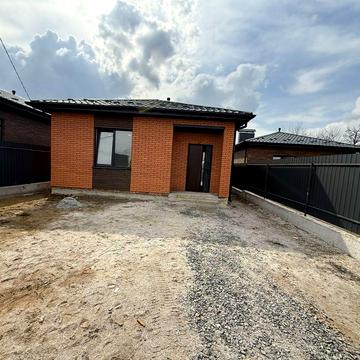 Продаж сучасний одноповерховий житловий будинок у зручній та спокійній локації. Площа будинку: 105 м² Ділянка: 4 сотки