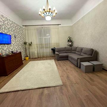 Продається 2-кімнатна квартира в центрі міста по вул. Головній. Від власника.