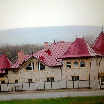 Продаётся частное домовладение: 2 двухэтажных дома, летняя кухня, гараж .   В   селе Бояны, 15 км от Черновцов