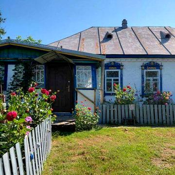 Будинок у центрі села.