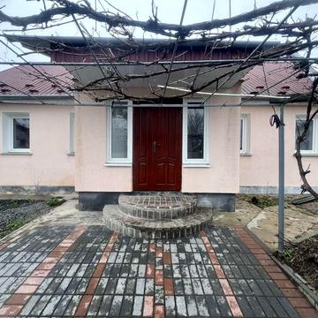 Продам будинок з ремонтом та земельною ділянкою
