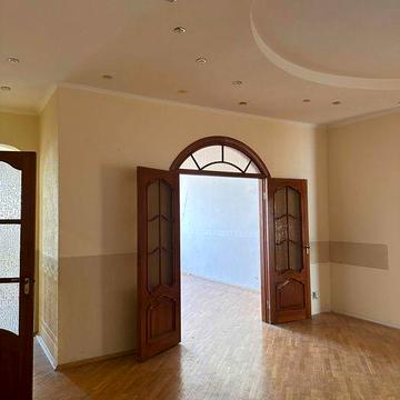 Квартира 3 к біля метро, вул. Срібнокільська 14 а; генератор +, цегла, стелі 3м05