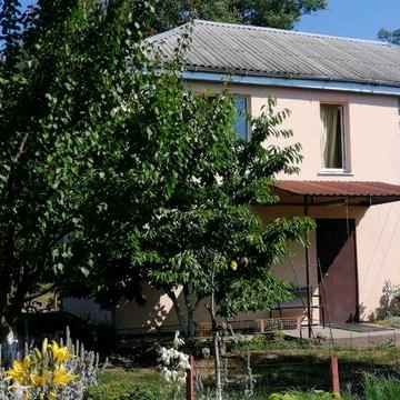 Затишний будинок біля лісу.