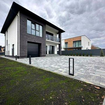 Продається 2-пов будинок в передмісті. Зроблені чорнові роботи.