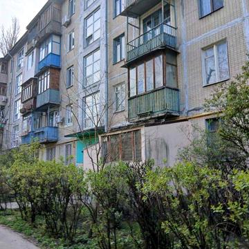 2кім. вул. Черчилля, 22а, метро Чернігівська, продам