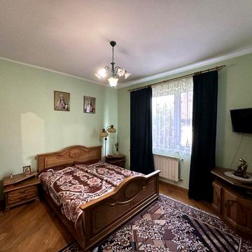 Продам або обміняю на квартиру, будинок в центрі але в тихій вулиці,
