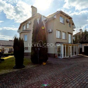 Продаж будинку з ремонтом 355м2 +гостьовий +гараж +підвалом. Стоянка