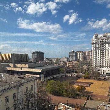 Простора квартира з перспективою та шикарною панорамою на Французькому бульварі. Музкомедія, парк Шевченка, море - як на долоні.