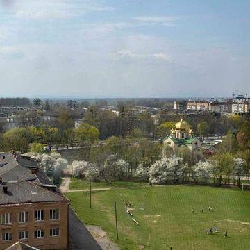 Видова 3- кімнатна квартира біля парку з частковим ремонтом