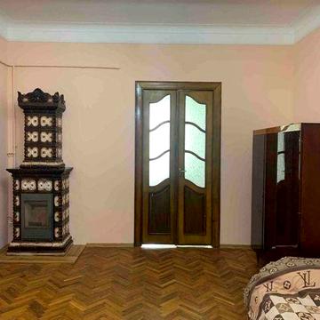 Здається 2х кімнатна квартира з ремонтом, старий фонд