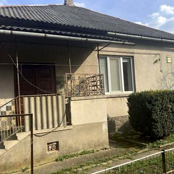 Продаж будинку біля річки