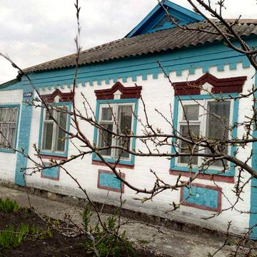 Продам будинок біля центра селища Сахновщина.