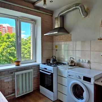 Продаж двокімнатна квартира у зеленому серці Голосіївського району, Голосіївський пр -т 126, к. 3, метро Виставковий Центр 5 хв. пішки