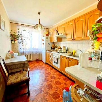 Вул. Шевельова (Руднева), 49/20. Продам гарну 3кім кв з меблями.