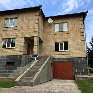 с. Лісники, вул. Південна 22.  Великий  будинок у тихому місті.