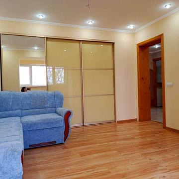 Продаж 2к квартири у центрі міста з гаражем 30м2 і господарськими приміщеннями