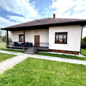 Добротний будинок у м. Сторожинець