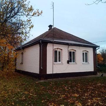 Будинок з усіма комунікаціями , великим дворищем та госпбудовами,  між Пирятином та Прилуками.