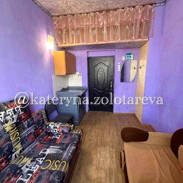 Продам гостинку 10м2 расположена на ХТЗ,  пр Индустриальный д 29, к метро Тракторный Завод 15 минут пешком в хорошем состоянии с мебелью!