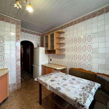 Продається 3-кімнатна квартира з роздільними кімнатами.